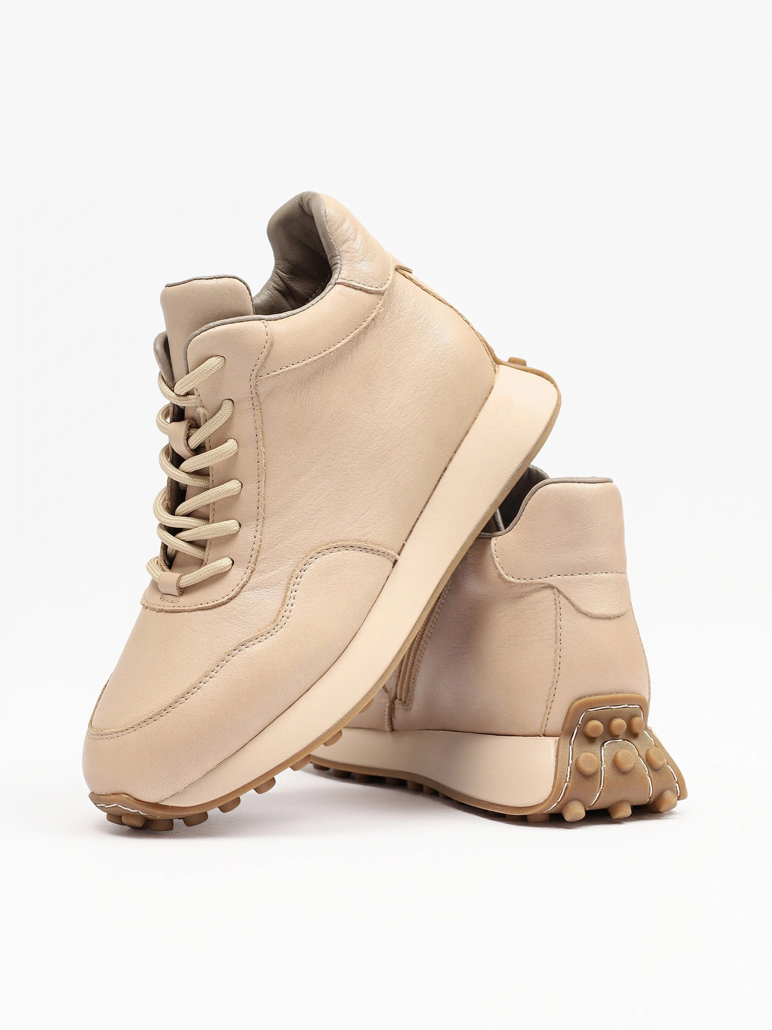 Кроссовки бежевого цвета на рельефной подошве